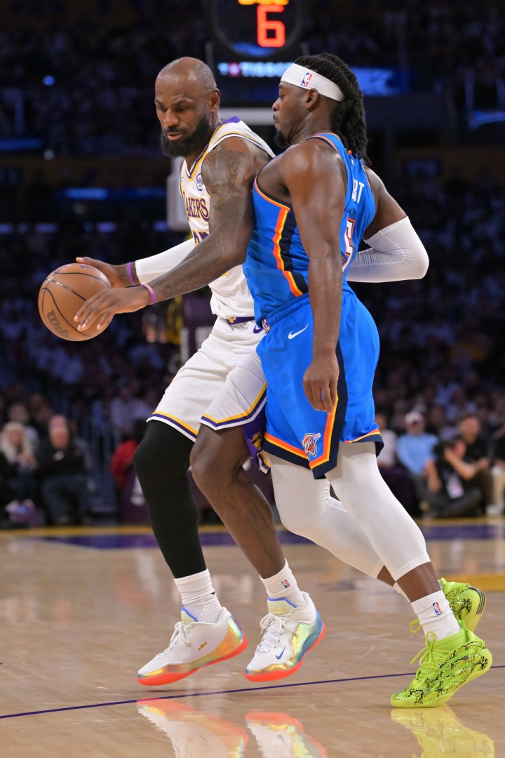 NBA直播-真没招了!詹姆斯19中7拿到19分6板8助1断 正负值-24